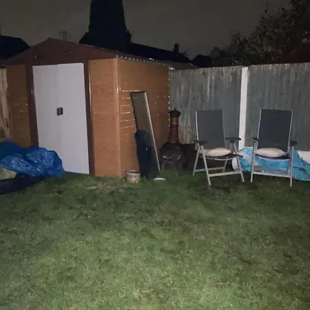 Comfortable Cat-Friendly Stay With Garden & Parking-2